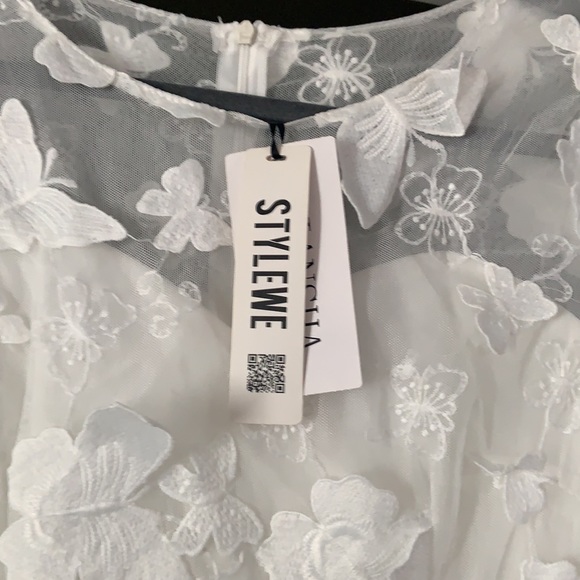 Jianshan maxi dress. White Tulle and Lace with 3D butterfly lace detail. Size 8 - Picture 2 of 9